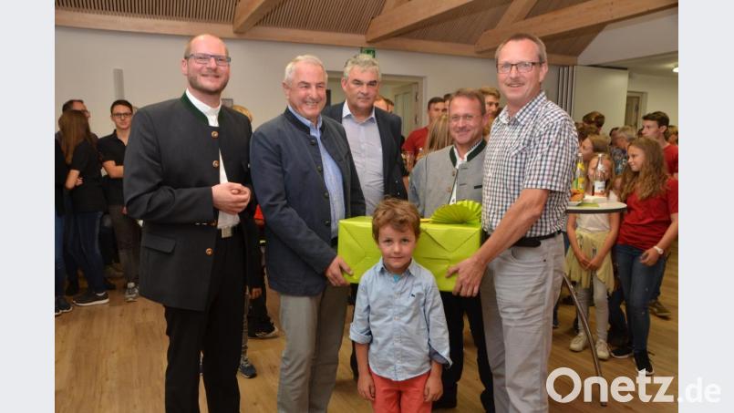 Die Pfarrgemeinde verabschiedete sich mit einem Geschenk von Kaplan Ulrich Eigendorf (links), das Kirchenpfleger Günter Hassmann, Pfarrgemeinderatssprecher Manfred Bauer, Dekan Alexander Hösl und Kirchenverwaltungsmitglied Helmut M. Stubenrauch überreichten. Der kleine Matthias (vorne) wich nicht von der Seite. Bild: dob