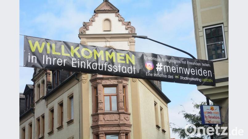 Das Banner in der Sedanstraße wirbt bereits für den Einkauf in „#meinweiden“. Die Hashtag-Aktion zählt zu den Maßnahmen, mit denen der Stadtmarketingverein für die NOC-Eröffnung, aber auch für die übrige Geschäftswelt, die Werbetrommel rührt. Bild: Gabi Schönberger