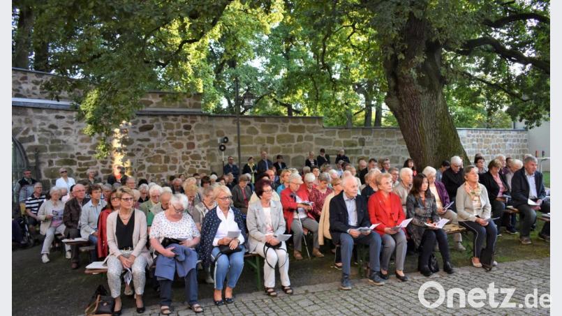 Weil es das Wetter gut meint, können die Gläubigen den Gottesdienst zum Schöpfungstag im Museumsinnenhof feiern. Bild: rgr