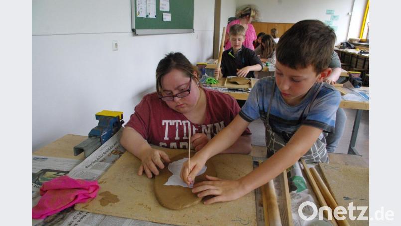 Schüler zeigt fachgerechtes Ausschneiden der Eule aus bereits gewalztem Ton Bild: Annette Weber/exb