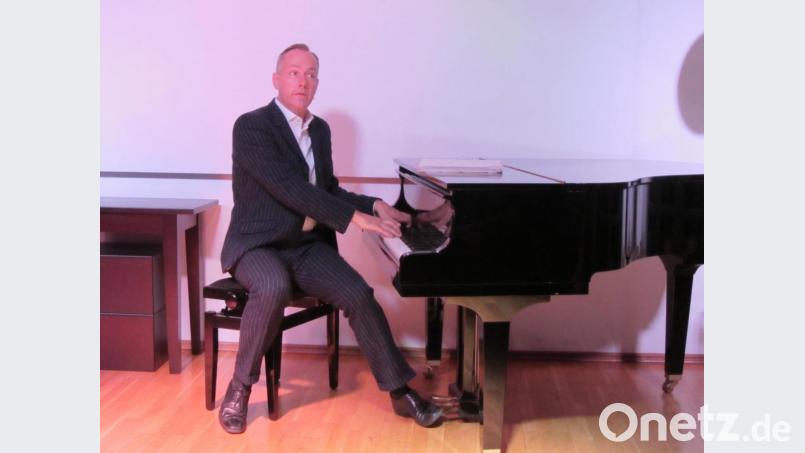 Gestatten: Johannes Kirchberg als Erich Kästner in der Kulturscheune Elbart. Bild: aks