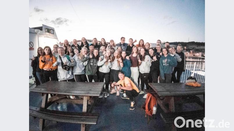 Ein klares "Daumen hoch" der Oberpfälzer Jugendlichen für die Sprachreise nach England. Bild: exb/Kreisjugendring Neustadt a.d. Waldnaab