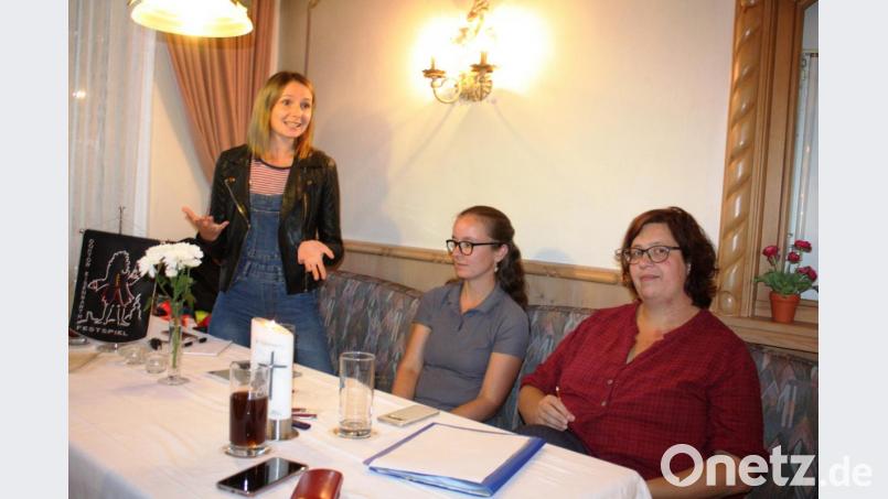 Die Schauspielerin und Moderatorin Julia Gruber (links), im Bild den beiden Vorsitzenden Bianca Reil (rechts) und Anna Waldherr, stellte sich den Mitgliedern des Festspielvereins vor. Bild: lg