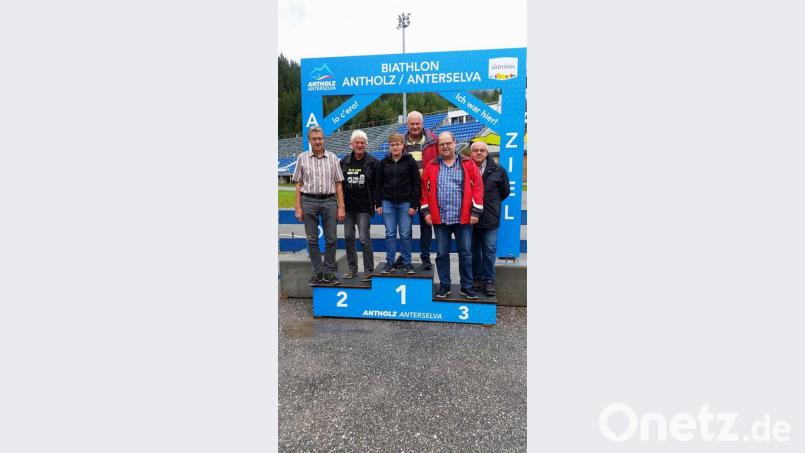 Grund zur Freude hatten drei Teams des MSC Wiesau bei der 31. Internationalen Alpenpässefahrt. Von links Heinz Neumeier, Hans Walter, Martina Mark, Manfred Keller, Manfred Czurda und Walter Prechtl, die zu den Pokalgewinnern gehörten. Bild: nn