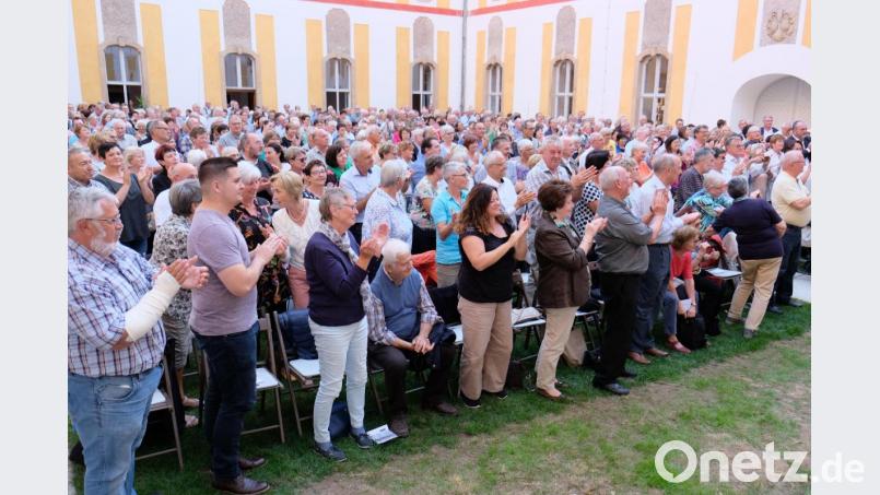 Mit stehenden Ovationen zollen die Konzertbesucher den außergewöhnlichen künstlerischen Leistungen des Ensembles Respekt. Bild: do