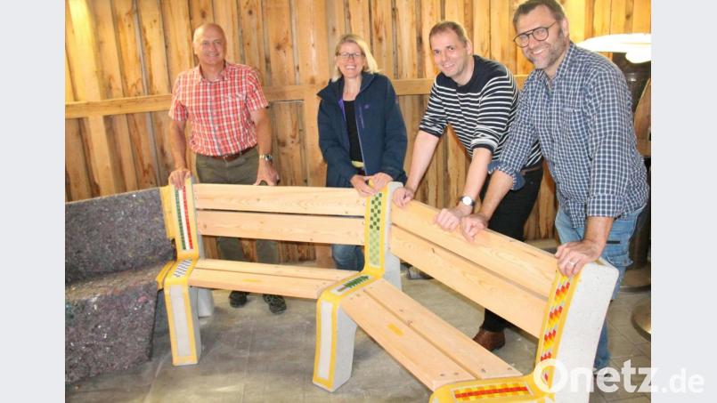 Michael Zuber, Michael Strauch, Christina Blommer und Bürgermeister Walter Schauer (von rechts) gestalteten die „Gemeinsam-Bank“, die demnächst den Dorfplatz in Thanstein schmücken wird. Bild: dl