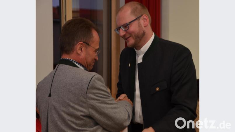 Zwei die sich verstanden. Dekan Alexander Hösl (links) und Kaplan Ulrich Eigendorf haben sich geschätzt. Bild: dob