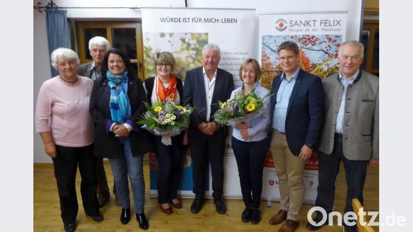 Zur Hospizarbeit tauschen sich aus (von links) Ilse und Heribert Stock, Eva Nitsche, Referentin Elke Lauterbach, Vorsitzender Hans Forster, Referentin Susanne Wagner, OB-Kandidat Benjamin Zeitler und Stadtrat Alois Lukas. Bild: fsb