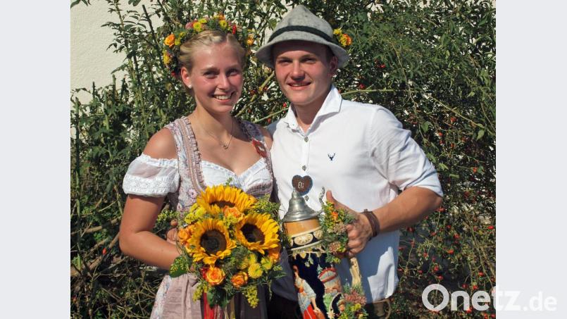 Vera Preischl und Elias Hollweck heißt das Oberkirwapaar, das ein Jahr den Kirwapaaren vorangeht und weiß „wir hom die schönste Kirwa“. Bild: sön
