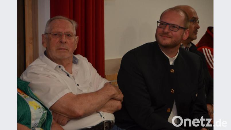 Kaplan Ulrich Eigendorfs Vater (links) verfolgte die Verabschiedung bestimmt mit einem guten Gefühl, denn seinem Sohn wurde viel Wertschätzung entgegengebracht. Jetzt leistet er näher an seiner Heimat Dienst in Nittenau. Bild: dob