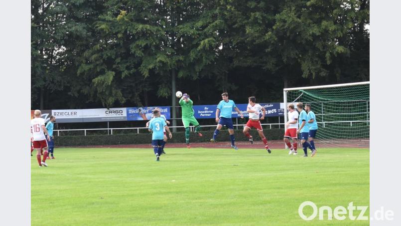 Der Torwart des FC „Vorwärts“ Röslau II hatte viel zu tun beim Heimspiel der SpVgg Wiesau. 8:0 gewannen die Oberpfälzer am Samstag. Jedoch verspielte die Mannschaft viele starke Chancen. Bild: lue