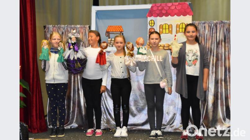 Mit selbst gebastelten Puppen zeigen fünf Mädchen der Kinderakademie &quot;Einstein&quot; das Märchen von &quot;Goldmarie und Pechmarie&quot;. Bild: hcz