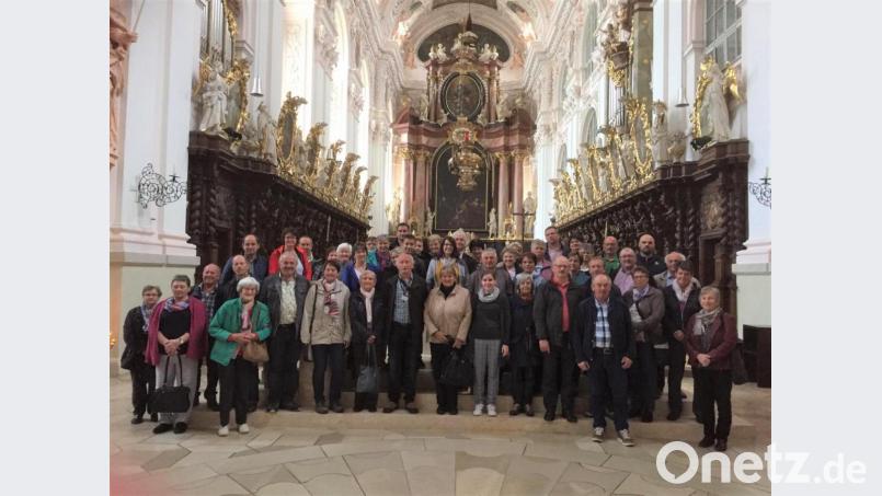 Die Besuchergruppe Hohentreswitz/Trausnitz/Weihern stellte sich in der Basilika Waldsassen zum Gruppenbild. Bild: exb