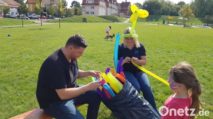Felix Kubitschek bastelte für die Kinder aus Lufballons Figuren und lustige Kopfbedeckungen.. Bild: exb