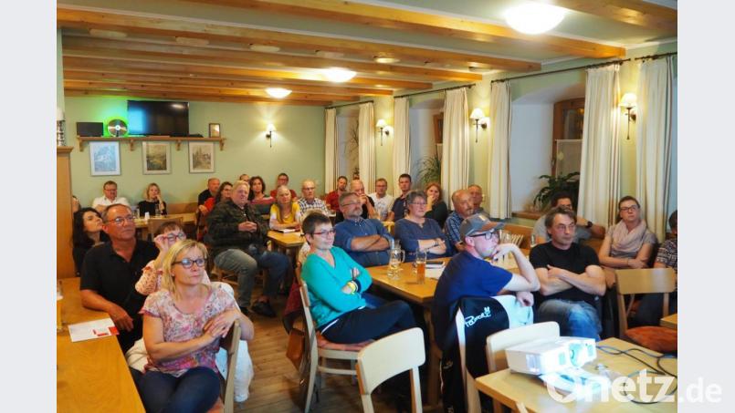 Regional und traditionsbewusst investieren, lautet die Idee des „Verein Ackerbürgerhaus Bärnau e.V.“. Großes Interesse herrschte an der Informationsveranstaltung. Viele Besucher zeichneten noch während der Veranstaltung Genussrechte. Bild: awo