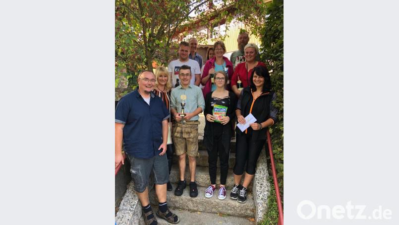 Im Bild die neuen Stadtmeister des KSC Bärnau im Hobbykegeln (vorne von links): Andreas Benesch (Stadtmeister aktive), Ramona Nurtsch-Ditz (Stadtmeister aktive), Peter Stier (Einzelmeister Jugend) Magdalena Zintl (Schieber Bärnau-Jugend), Cornelia Eckert sowie (Mitte von links) Johannes Fischer (Stammtisch Postkeller), Martina Walter (Hobbymeister Wasserwacht Hohenthan), Annette Schieber (Firma Cassandra) und (hinten von links) Peter Sammüller (Einzelstadtmeister), Natalie Schwägerl (Schieber Bärnau), Martin Hofmann. Bild: bir