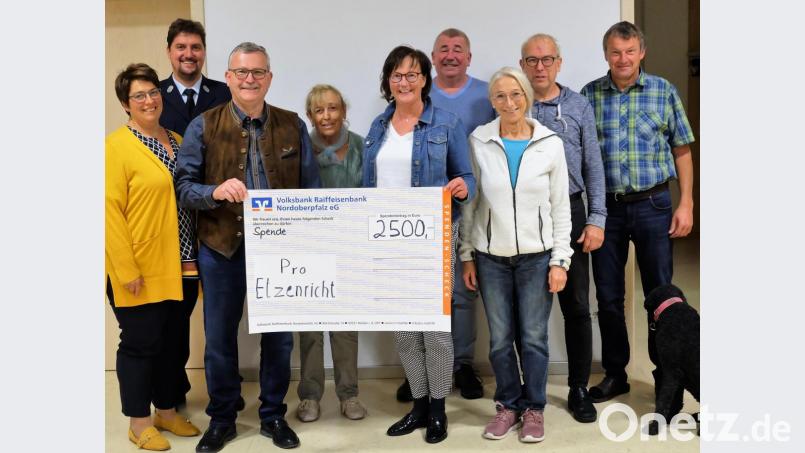 Fröhliche Gesichter bei den Organisatoren von Pro Etzenricht und den Empfängern der Spenden. Bild: wlr