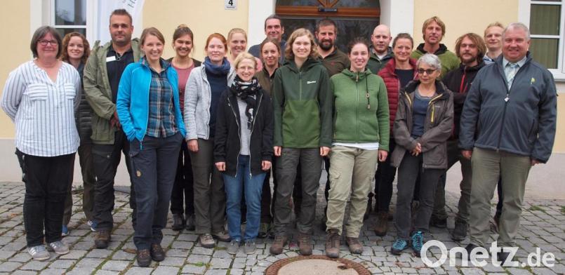 Die Teilnehmer am ersten Naturpark-Rangertreffen in der Oberpfalz mit dem Vorsitzendenden des Naturparks Hirschwald Bürgermeister Markus Dollacker, der bei der Regierung der Oberpfalz für die Förderung der Naturparke zuständig Dagmar Seewaldt-Bösl (vorne von rechts), der Geschäftsführerin Isabel Lautenschlager und Ranger Christian Rudolf (vorne von links) vom Naturpark Hirschwald. Bild: sön