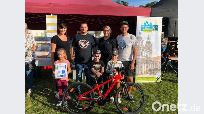 Bei der Ehrung der Tombola-Gewinner zusammen mit den Vertretern der drei Veranstalter, stehend (von links) Franziska Heindl, Matthias Schmidt, Katja Bloßfeldt und Dominik Schmid. Das Fahrrad gewann Lukas, Sophia durfte sich über einen Gutschein für eine Freibad-Saisonkarte freuen. Bild: exb