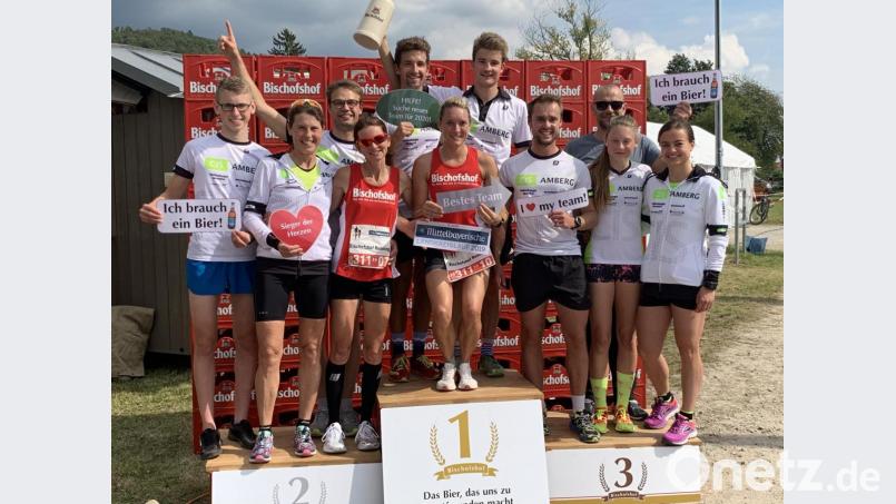 Die erfolgreiche Mixed-Mannschaft von CIS Amberg beim Regensburger Landkreislauf: (von links) Samuel Keck, Gabi Keck, Leopold Grimm, Silke Fersch, Max Bogner, Claudia Mai, Felix Sommerer, Nico Kronfoth, Jörg Weigert, Anika Schneider und Kerstin Weiß. Bild: sil
