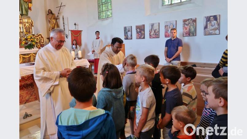Am Tag der Familien segnen Pater Robin und Diakon Dieter Gerstacker die Kinder in der Bergkirche. Bild: rha