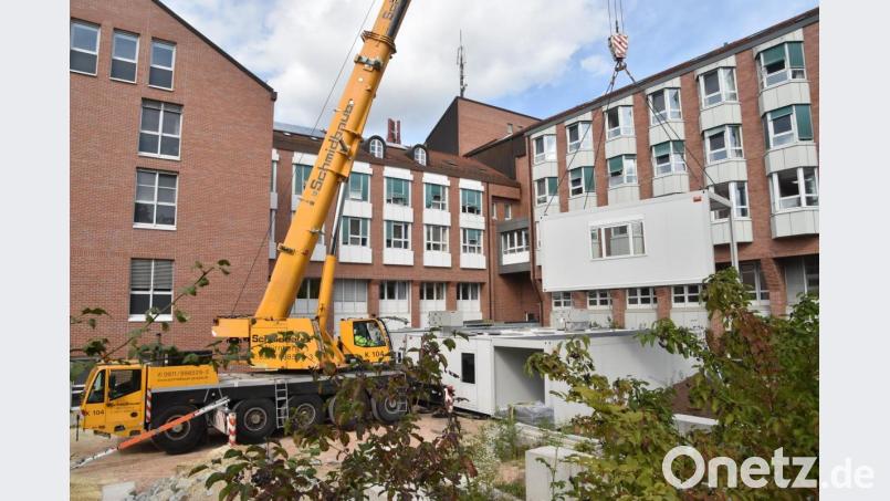 Insgesamt 13 Raummodule werden am St.-Anna-Krankenhaus für eine Interims-Küche innerhalb von zwei Werktagen im ehemaligen Patientengarten aufgestellt. Dazu gehören neben den Kochbereichen auch die Lagerhaltung, Spülküche, Speisenverteilung und Kühlräume. Bild: Andreas Royer