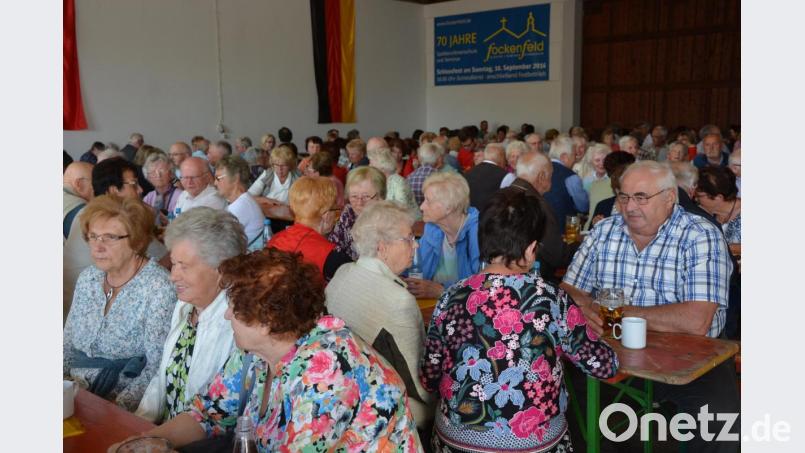 Blick in die ehemalige Landwirtschaftshalle, auch hier war alles vollbesetzt, beim letzten Fockenfelder Schlossfest. Bild: jr