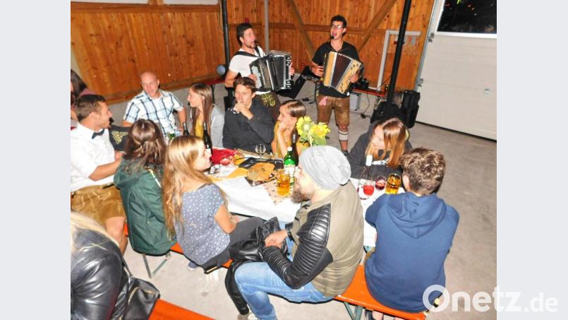 Bis weit nach Mitternacht gaben Jonas Kauper und Martin Kimich (hinten von rechts) musikalisch Gas. Und die Gäste des Weinfestes zogen bis zum Schluss mit. Bild: hai