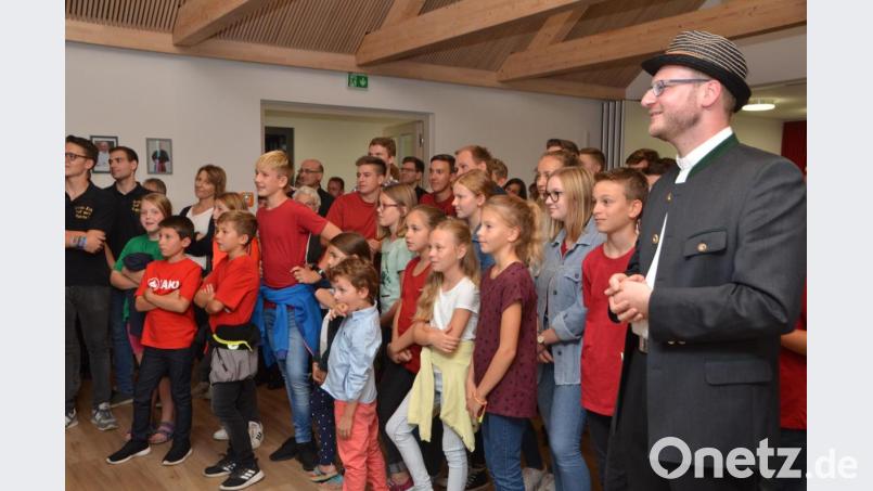 Abschied nehmen fällt nicht immer ganz leicht. Zu spüren war das auf beiden Seiten, bei der Verabschiedung von Kaplan Ulrich Eigendorf. Er ist den Menschen hier mit seiner umgänglichen, freundlichen und humorvollen Art schnell ans Herz gewachsen. Viele Kinder und Jugendliche versammelten sich noch einmal zum Abschied. Bild: dob