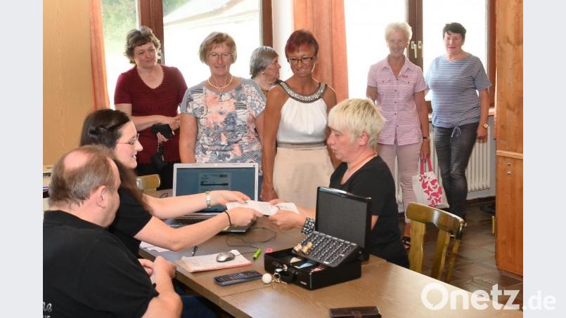 Anstellen müssen sich die Interessierten am Sonntagnachmittag beim vorgezogenen Vorverkauf des Theatervereins "Dorfbühne" für das Jubiläumsstück. Bild: fjo