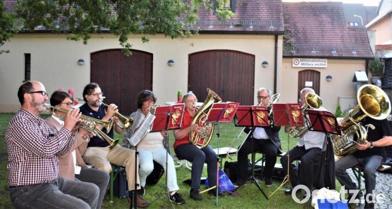 Der kleine Bezirksposaunenchor umrahmt den Schöpfungsgottesdienst musikalisch. Bild: rgr