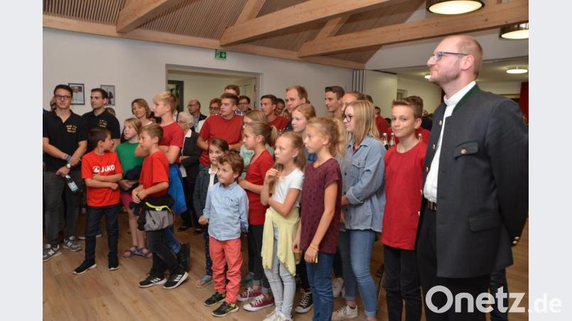 Abschied nehmen fällt nicht immer ganz leicht. Zu spüren war das auf beiden Seiten, bei der Verabschiedung von Kaplan Ulrich Eigendorf. Er ist den Menschen hier mit seiner umgänglichen, freundlichen und humorvollen Art schnell ans Herz gewachsen. Bild: dob