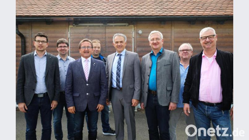 Im Rahmen der Zukunftswochen besuchten CSU-Bürgermeisterkandidat Johannes Reger (Dritter von rechts), Bürgermeister Hans Donko (Dritter von links) und CSU-Landratskandidat Roland Grillmeier (Vierter von rechts) mit den Kreis- und Stadträten sowie Mitgliedern das Blockheizkraftwerks der Stadtwerke. Bild: njn