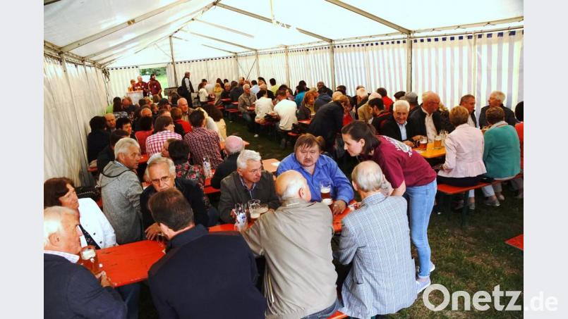 So voll wie der Dorfplatz zum Gottesdienst war auch das Festzelt bei der Schutzhütte des Heimatvereins. Bild: bkr