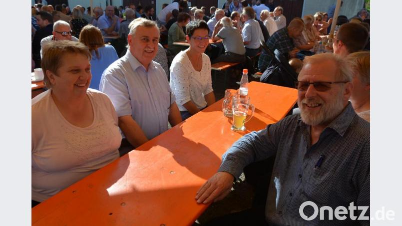 Das Wetter strahlte und Pfarrseelsorger Pater Benedikt (rechts) ebenso. Bild: jr