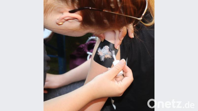 Die Kinder freuen sich über aufgemalte Glitzer-Tattoos. Bild: mfh