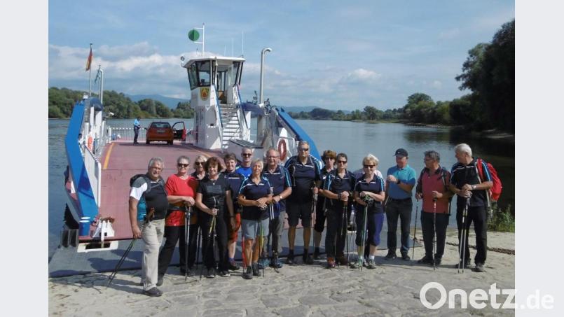 Die Teilnehmer stellen sich vor der Fähre bei Mariaposching zu einem Erinnerungsfoto auf Bild: exb/Wolfgang Graser