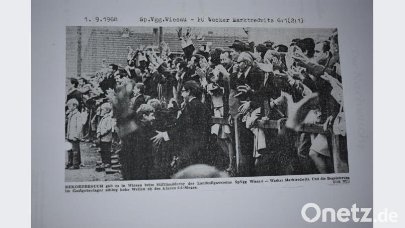 Günter Fritsch sammelte die Zeitungsberichte aus der Zeit als er mit der SpVgg Wiesau in der Landesliga spielte. Damals waren im Schnitt 800 Zuschauer bei den Spielen. Bild: lue