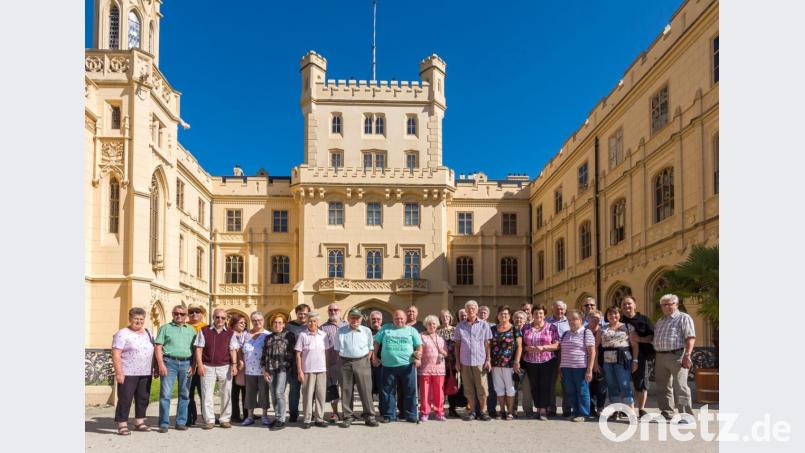 Die Besuchergruppe aus Weiden posiert vor dem Schloss Lednice mit Organisatorin und Vorsitzende der "Höhe 309", Rosi Polland (Dritte von rechts). Bild: hcz