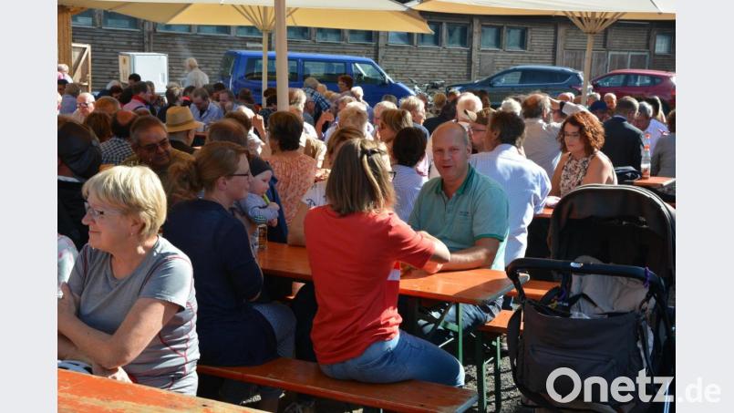 Kein Platz blieb im Freien unbesetzt, so groß war der Besucherandrang am Sonntagnachmittag in Fockenfeld. Bild: jr