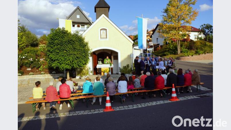 Der Männerchor Kulmain (hinten rechts) begleitete den von Pfarrer Markus Bruckner (hinten links) zelebrierten Gottesdienst zur Dorfkirchweih musikalisch. Bild: bkr