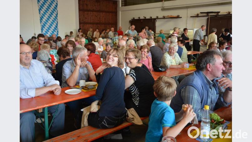 Blick in die ehemalige Landwirtschaftshalle, auch hier war alles vollbesetzt, beim letzten Fockenfelder Schlossfest. Bild: jr