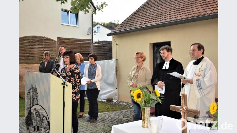 Die Geistlichen Bernhard Müller (von rechts) und Andrè Fischer, Gemeindereferentin Christine Gößl sowie Mitglieder des Arbeitskreises Ökumene feiern den Tag der Schöpfung. Bild: rgr