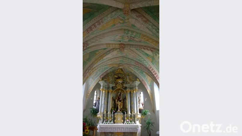 In der romanisch-gotischen Kirche von Mitterauerbach werden die prächtigen Fresken erläutert. Bild: exb/Carolin Schmuck