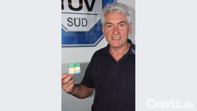 Ist das Licht in Ordnung, wird die Licht-Test-Plakette in die Windschutzscheibe geklebt. Bild: kro