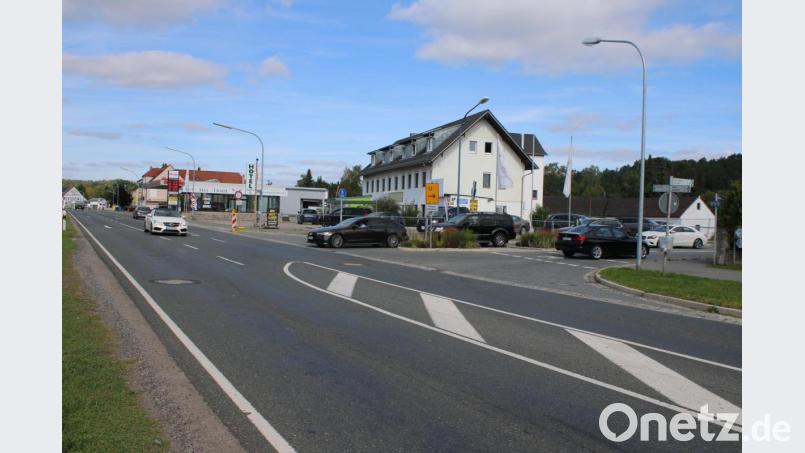 An der Dießfurter Straße zur Neuen Amberger Straße kommt es durch die Baustelle vermehrt zu einem Rückstau. Die Polizei wird zu den Hauptverkehrszeiten den Verkehr dort regeln. Bild: sne
