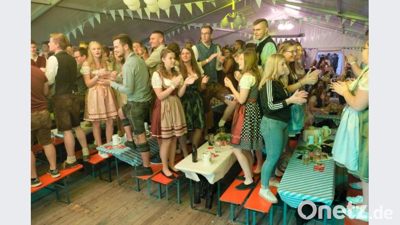Die Party-Nacht im Festzelt zwischen Wieskapelle und Klosterkirche zählt zu den Höhepunkten der Speinsharter Dorfkirchweih. Bild: do