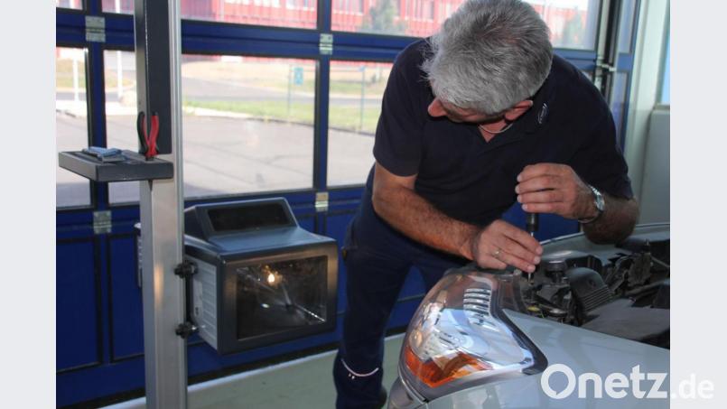 TÜV-Sachverständiger Anton Hegen stellt das Abblendlicht eines Pkw vorschriftsmäßig ein. Bild: kro