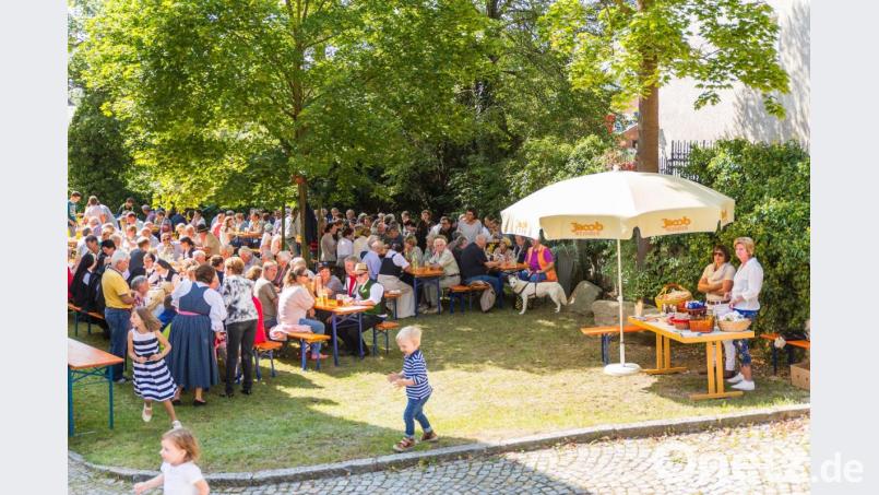 Bei herrlichem Spätsommerwetter fand im Garten des ehemaligen Vermessungsamts, jetzt Steuerkanzlei, das jährliche Pfarrfest statt. Bild: exb