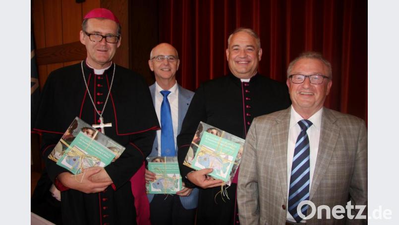 Mit Grußworten und Geschenken zeigte die Marktgemeinde Wiesau ihre Verbundenheit zur MMC. Im Bild – von rechts: Zweiter Bürgermeister Fritz Holm, Zentralpräses Thomas Schmidt, Präfekt Peter Krikorka und Weihbischof Dr. Josef Graf. Bild: wro